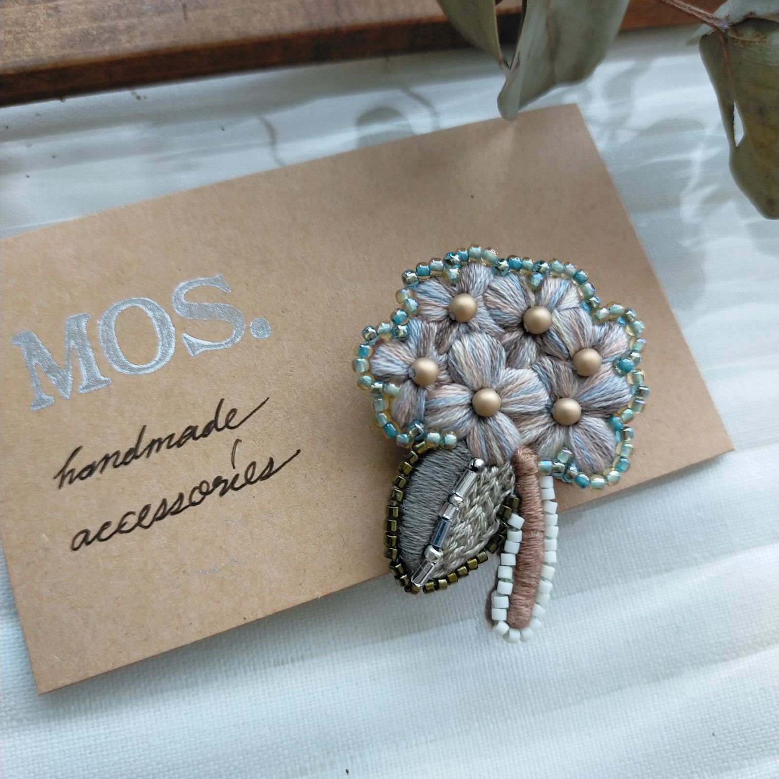 梅雨を彩る紫陽花ブローチ 手刺繍ブローチ - メルカリ 