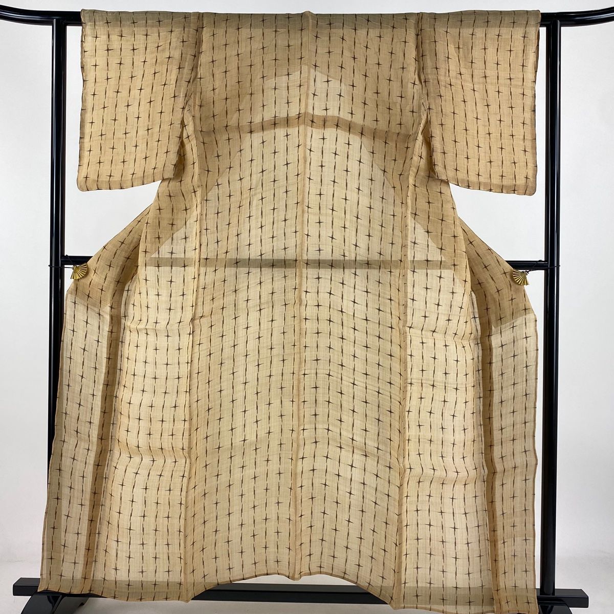 紬 身丈156.5cm 裄丈62cm S 薄物 喜如嘉の芭蕉布 やまと 証紙 幾何学 絣柄 薄茶色 芭蕉