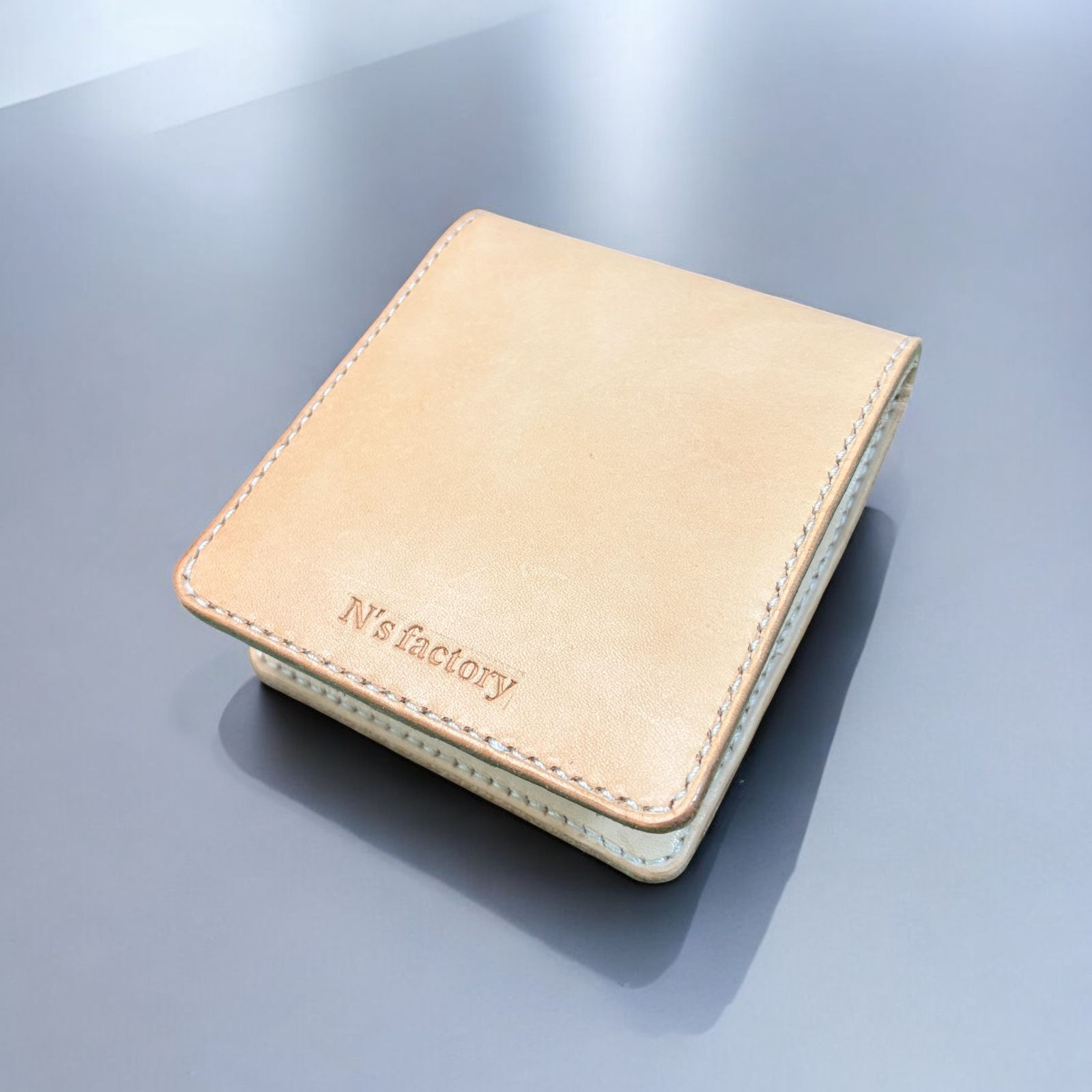 ナチュラルヌメ革 二つ折り財布 総手縫い コバ磨き仕上げ