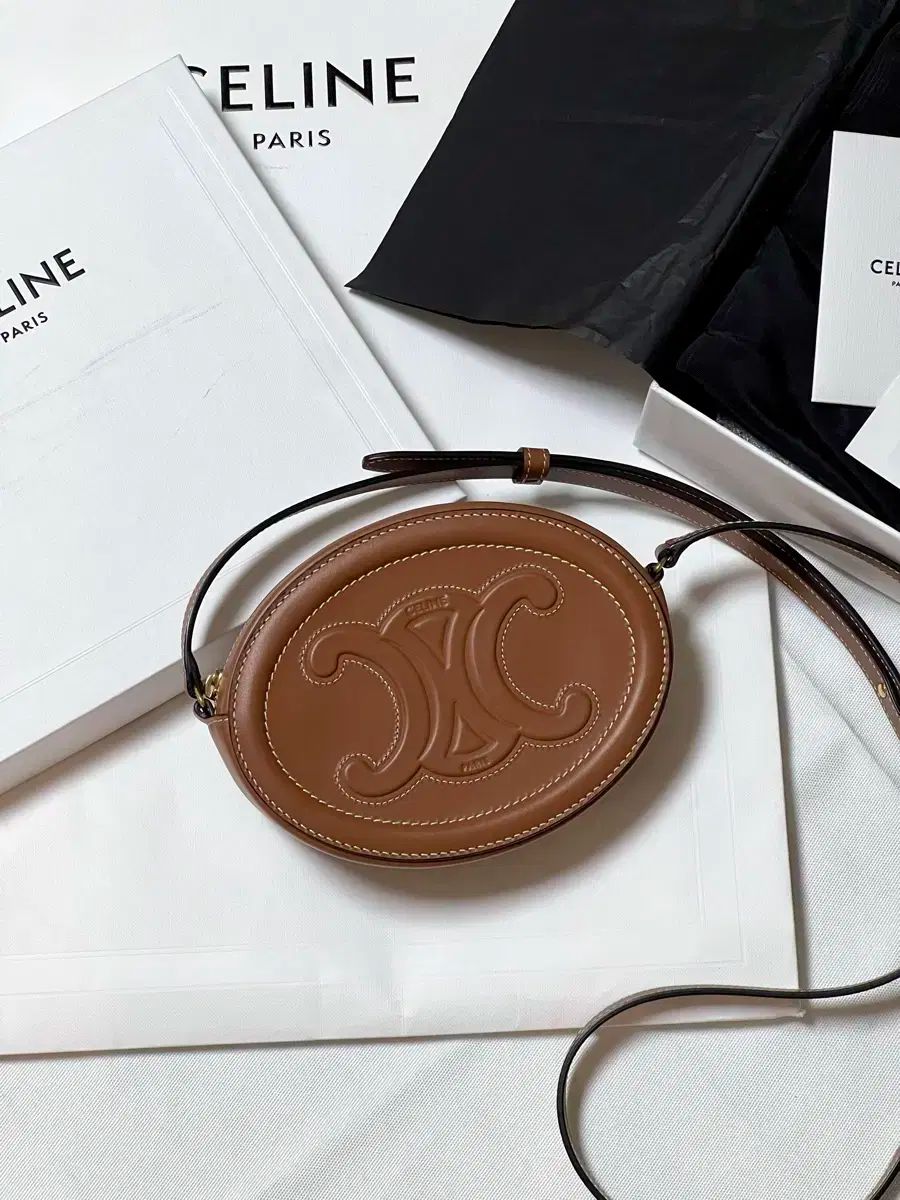 セリーヌ トリオンフ オーヴァルパール ミニ タン カラー