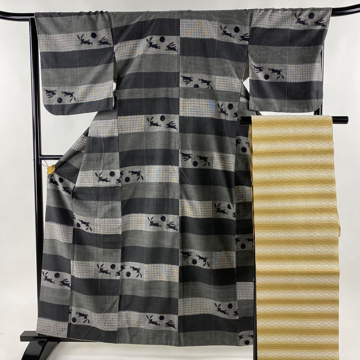 紬 身丈165cm 裄丈66cm M 薄物 夏紬 縞 幾何学模様 ベージュ 麻 名品  