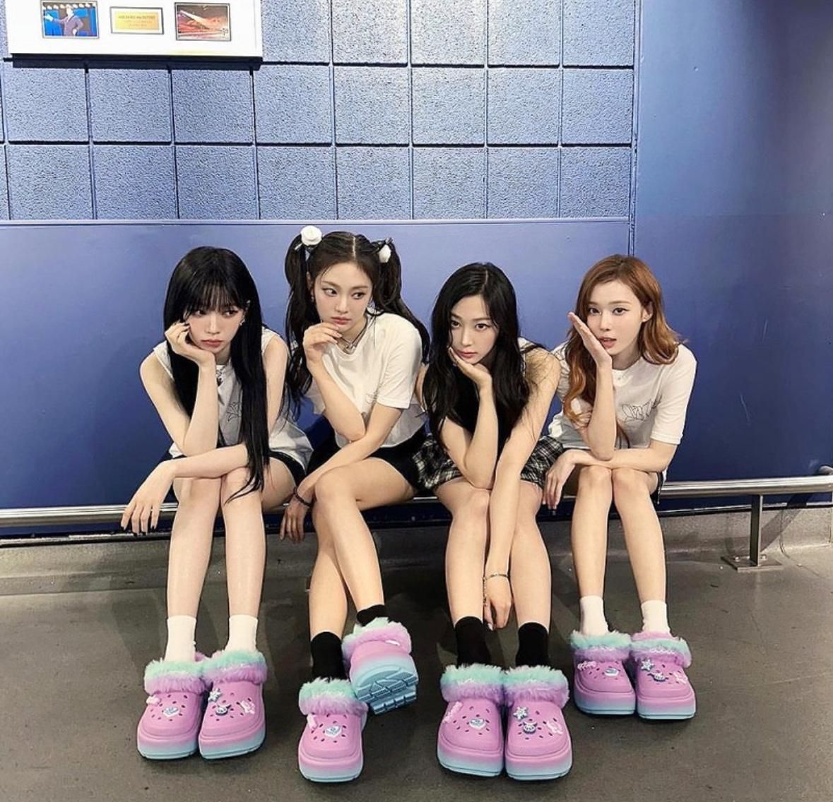 クロックス　エスパコラボ Amazon.co.jp: aespa × crocs クロックス ジゼル トレカ付 24