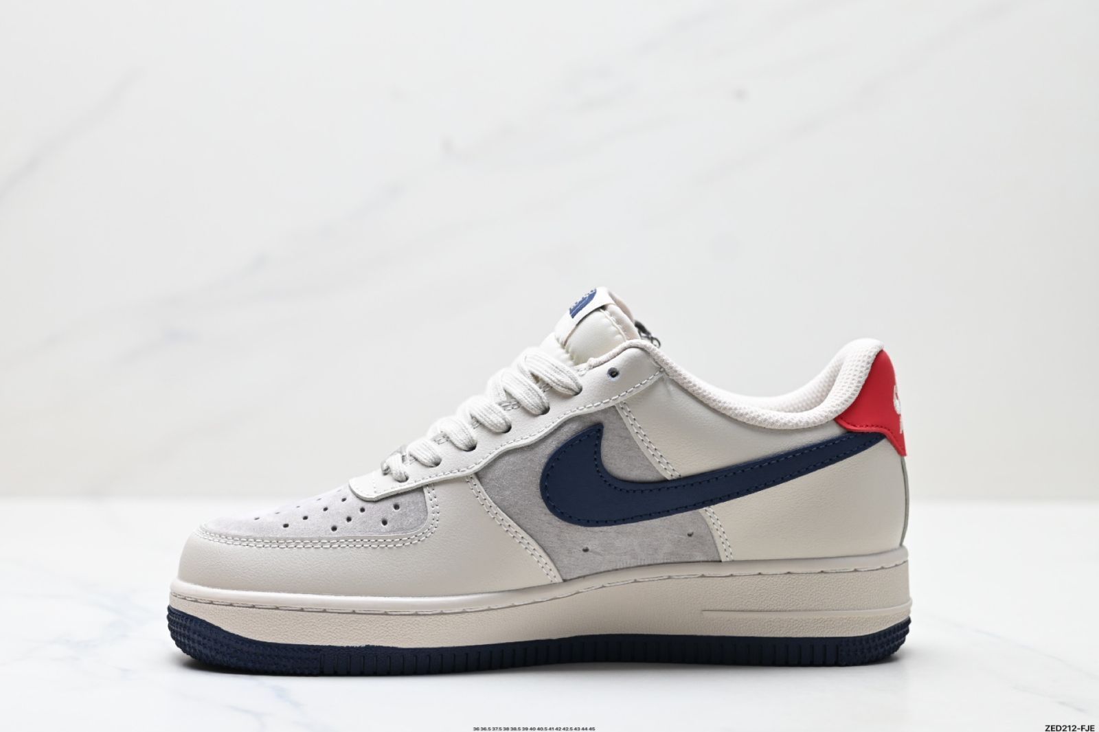 NIKE AIR FORCE 1'07 LV8（ナイキ エア フォース 1'07 LV8