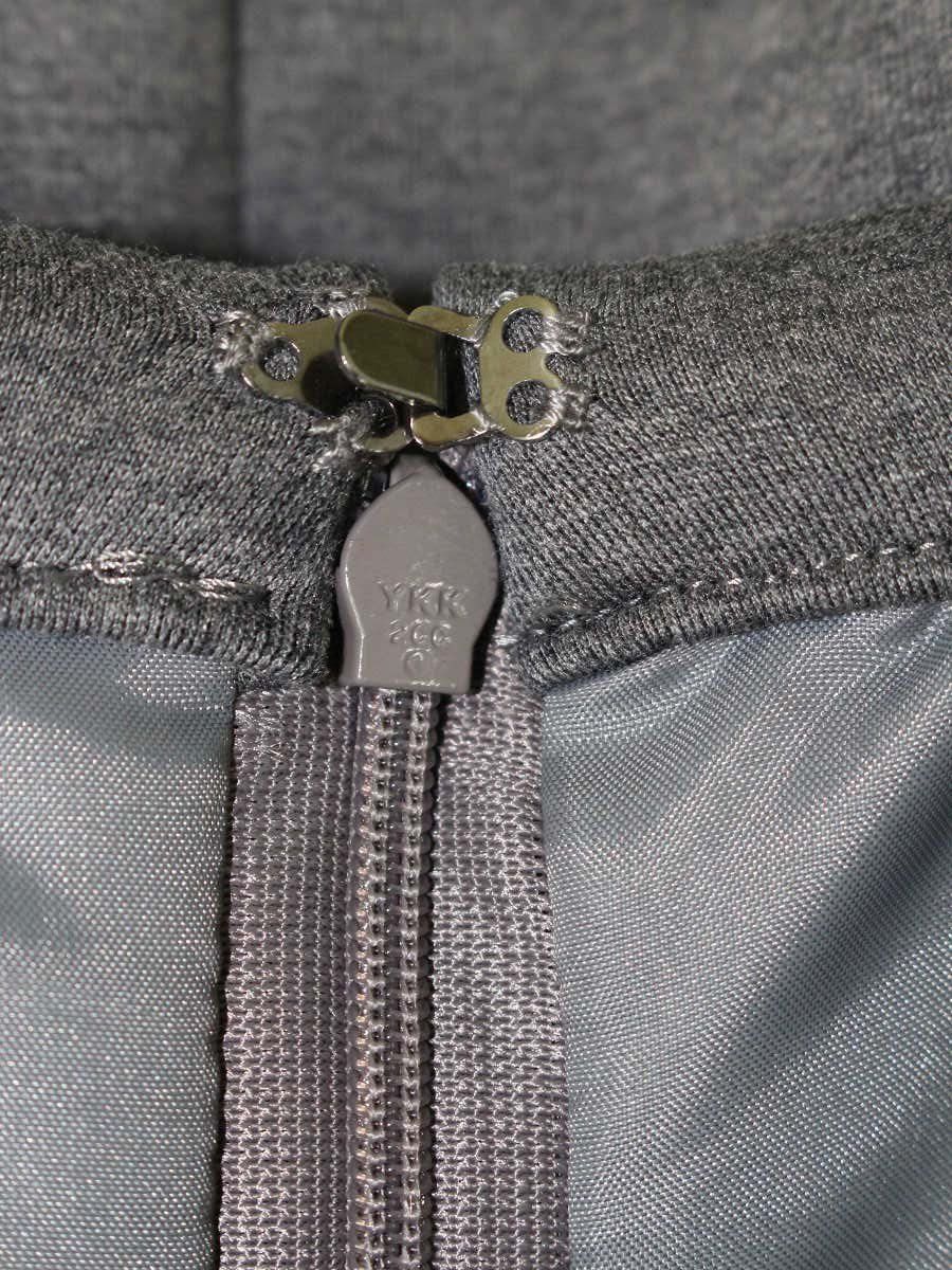 グレー