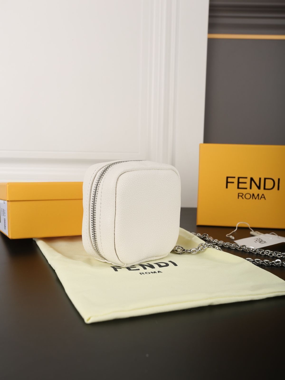Fendi モノグラムコインケース チェーン付き イタリア製 今日特価】FENDI チェーンコインケース, 豆腐型デザイン