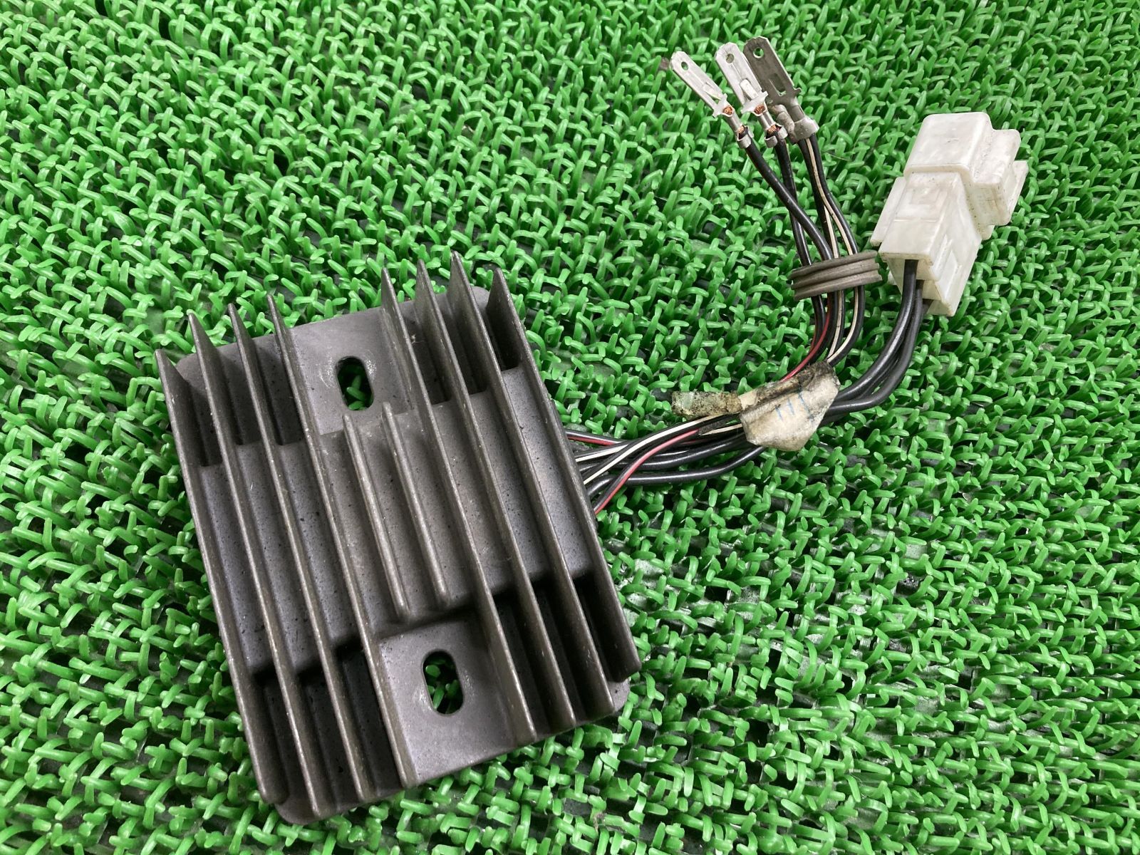 スカイウェイブ250 レギュレター スズキ 純正 中古 バイク 部品 CJ46A 47H40 SH811AE レギュレーター レクチファイアー 機能的問題なし