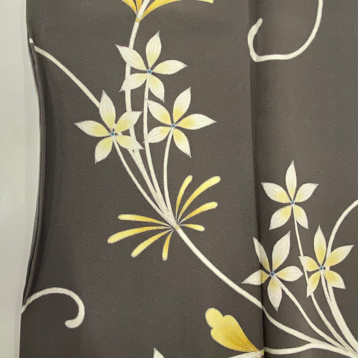 付下げ 身丈157cm 裄丈62cm S 袷 鬼島武司 落款 花唐草 灰色 正絹 名品  