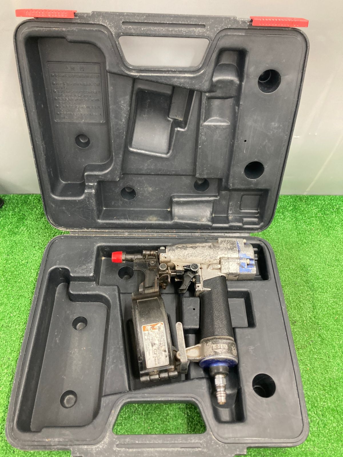 【中古品】【0922】★makita(マキタ) 常圧32㎜ポケットエア釘打(逆巻連結釘使用/内装ボード用) AN303P　ITXQUR0E11IG