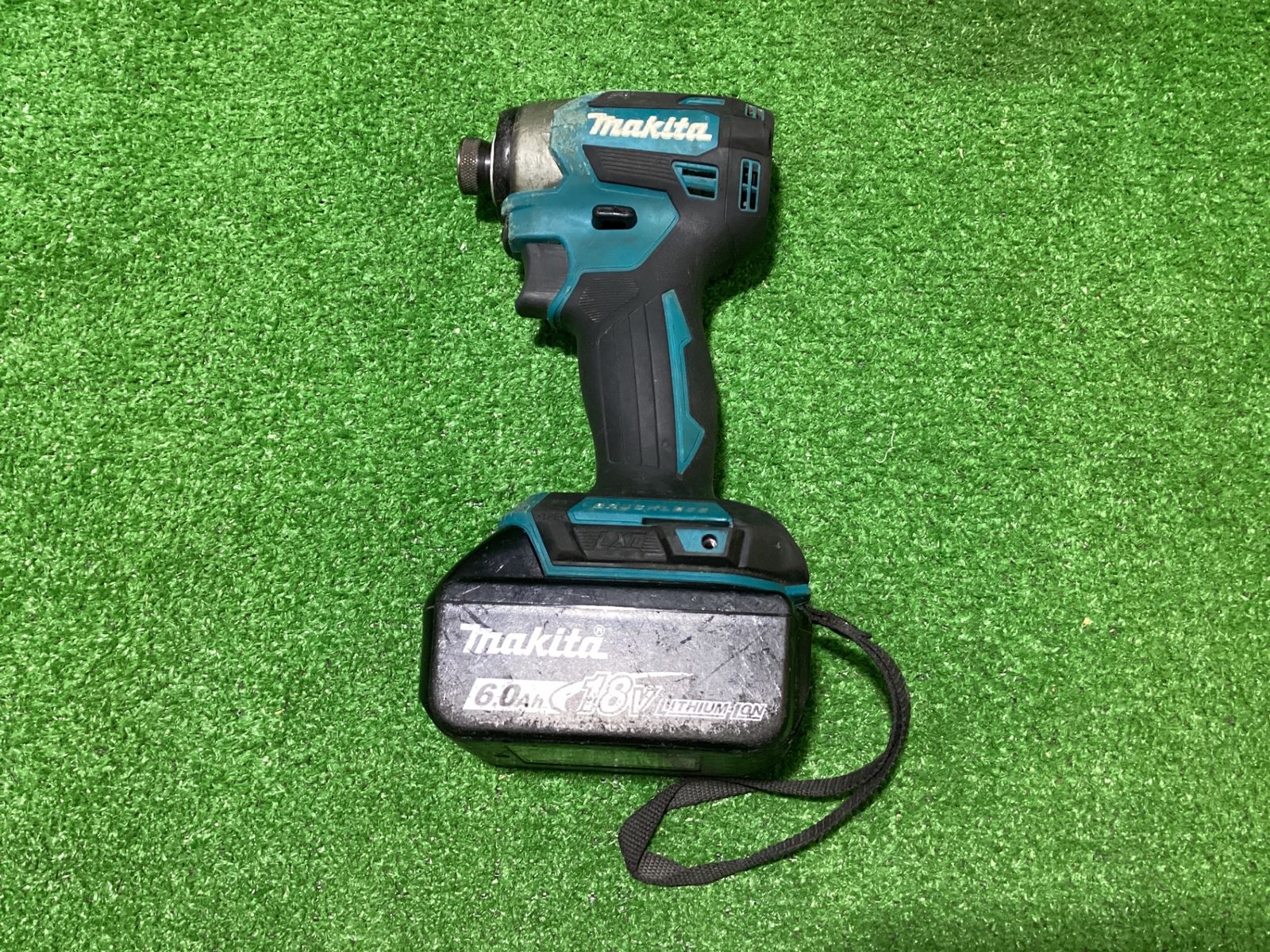 マキタ TD173D インパクトドライバ 純正バッテリ1個付 現状品 軸ブレ有 ケ-131