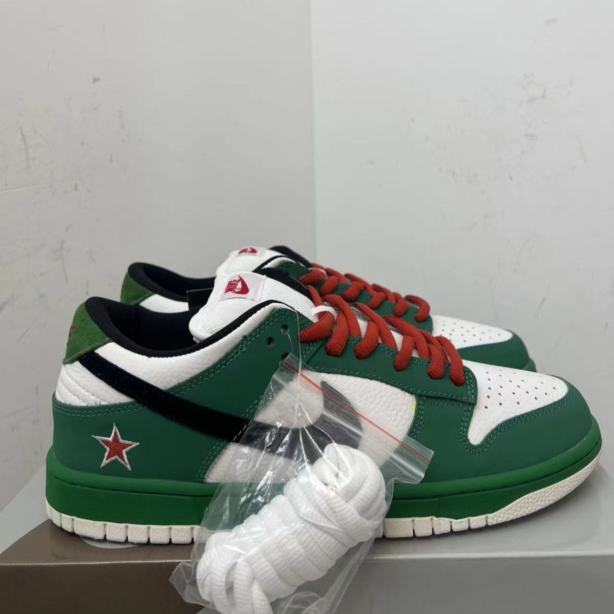 新品未使用 ナイキ Nike Dunk SB Heineken スニーカー