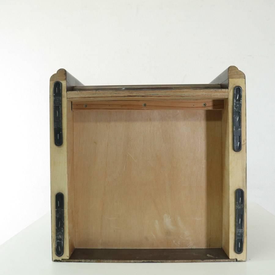 サータ ナイトテーブル