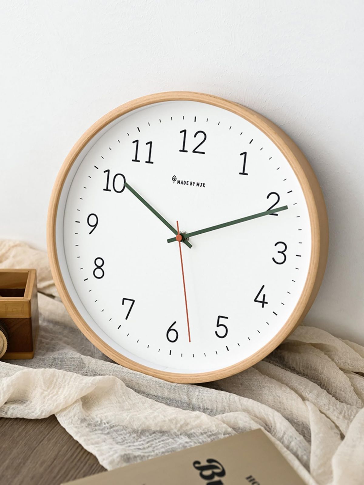 壁時計 薄い木の色