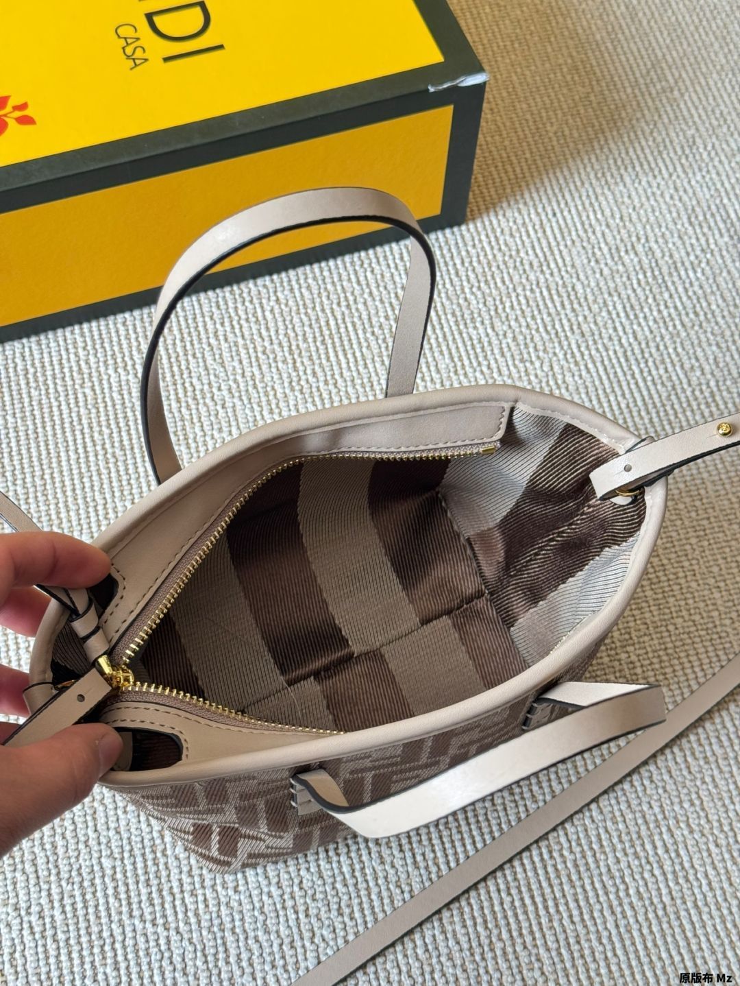 VIP【送料関税込】FENDI ROLL SMALL TOTE 今日特価】Fendi Monogram Roll Mini Basket Bag フェンディ