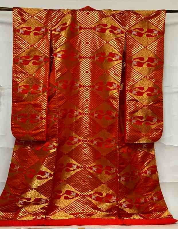 打ち掛け 色打ち掛け 打掛け 色打掛 リサイクル着物 花嫁衣装 正絹 裄65cm 身丈185cm Mサイズ 赤色系 鶴文様 金糸 着物 振袖 和服 古着