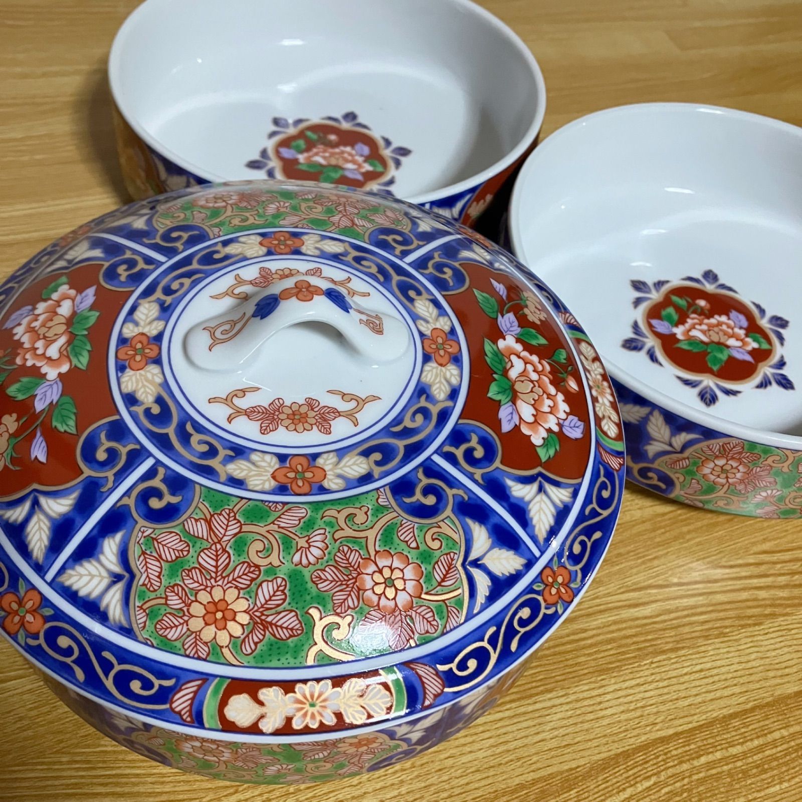 陶器 丸型 蓋付き三段重＊金彩伊万里花鳥＊昇龍＊色絵＊重ね鉢＊おせち器 陶器 丸型 蓋付き三段重＊金彩伊万里花鳥＊昇龍＊
