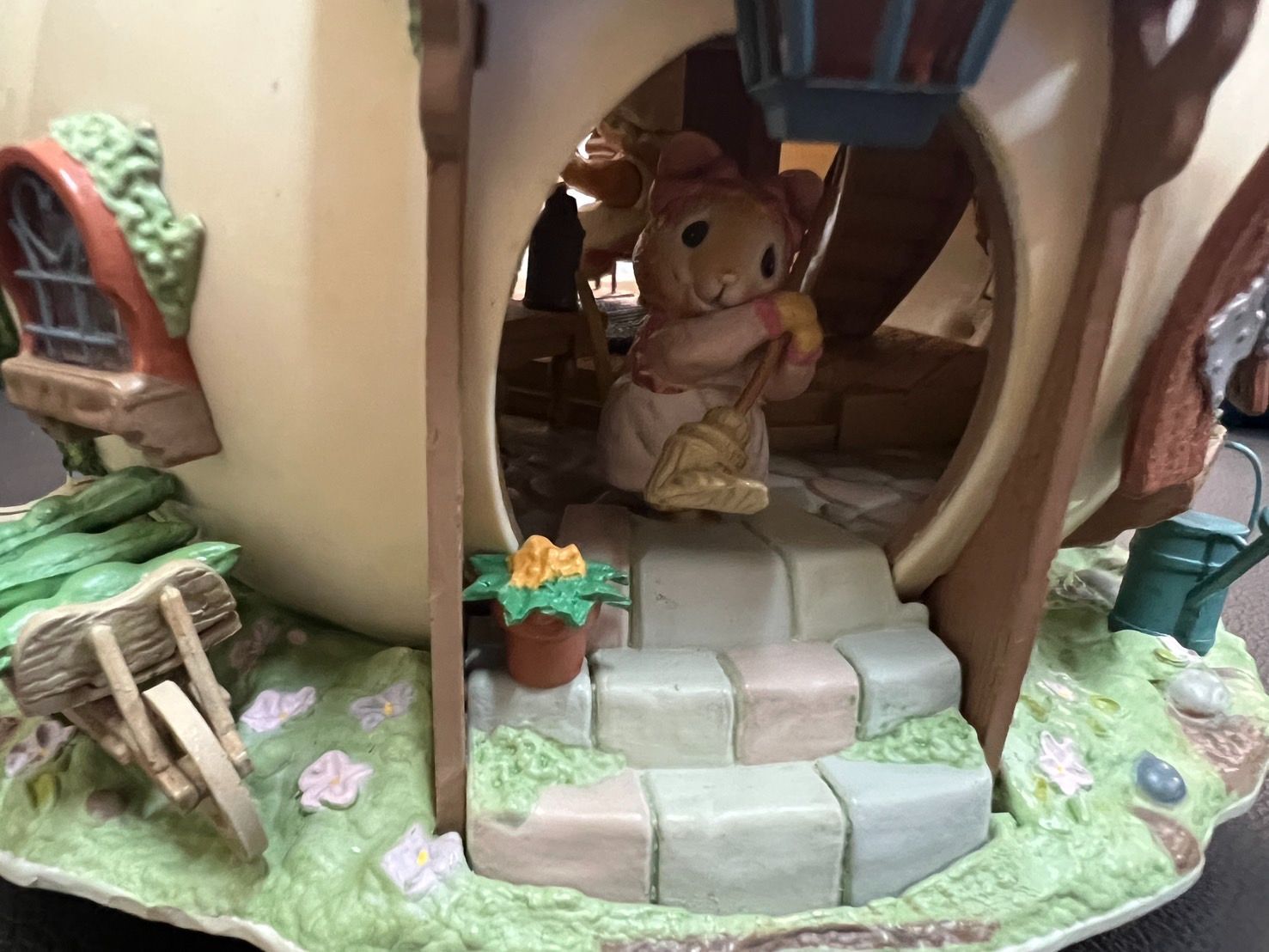 Enesco Teapot Bungalow “Whiskerflick Family” ミュージカル
