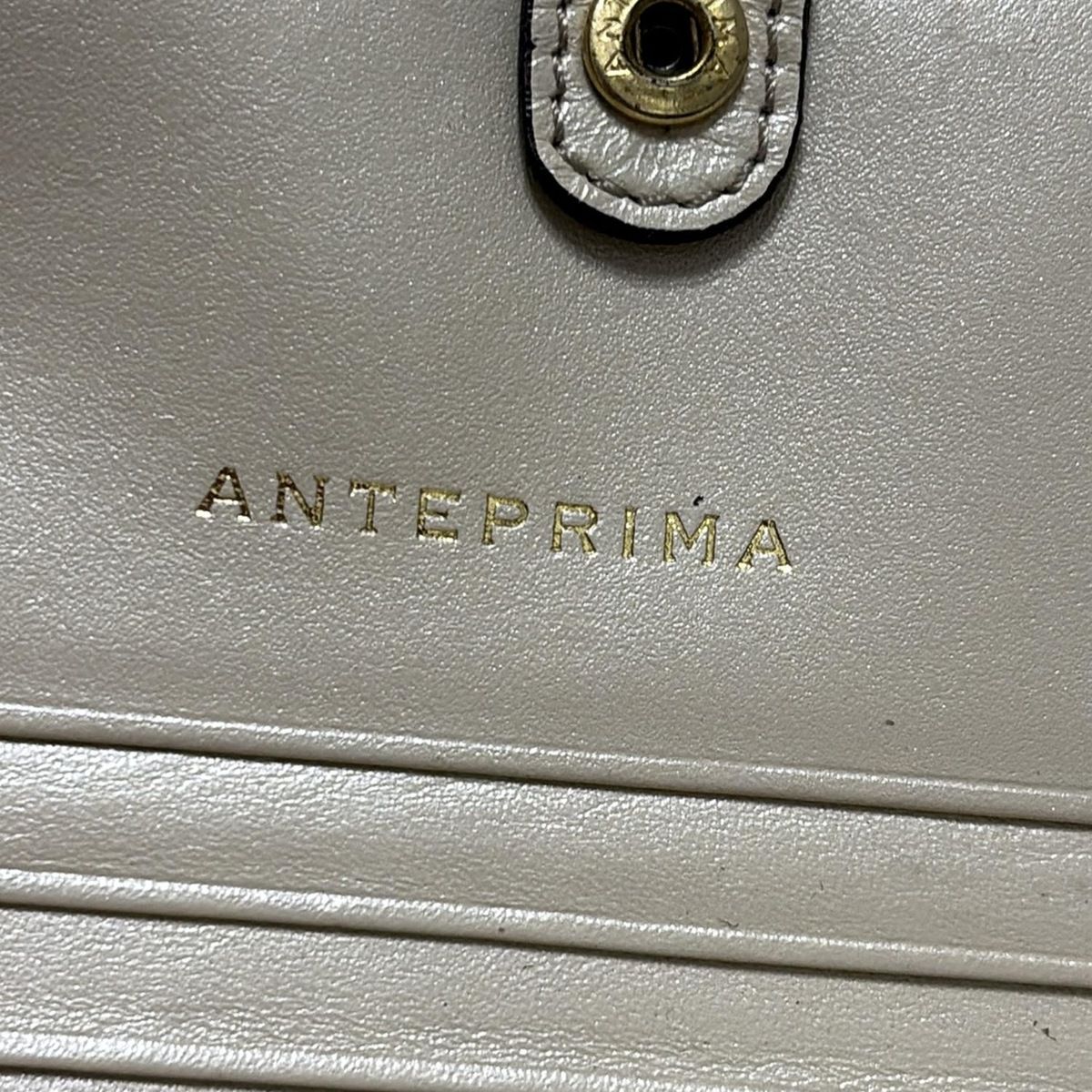 ANTEPRIMA(アンテプリマ) 2つ折り財布 - シルバー 型押し加工