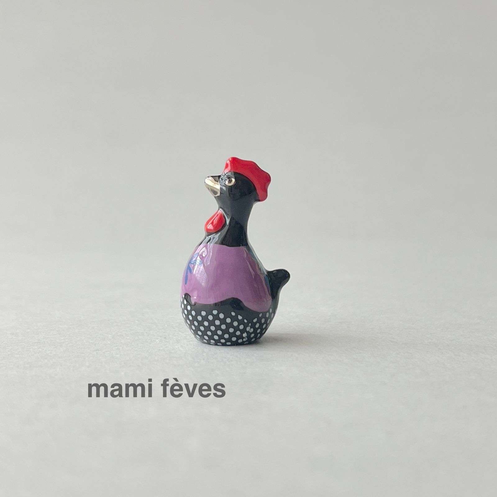 フェーヴ ブラック×パープルのにわとり カラフルなにわとりたち