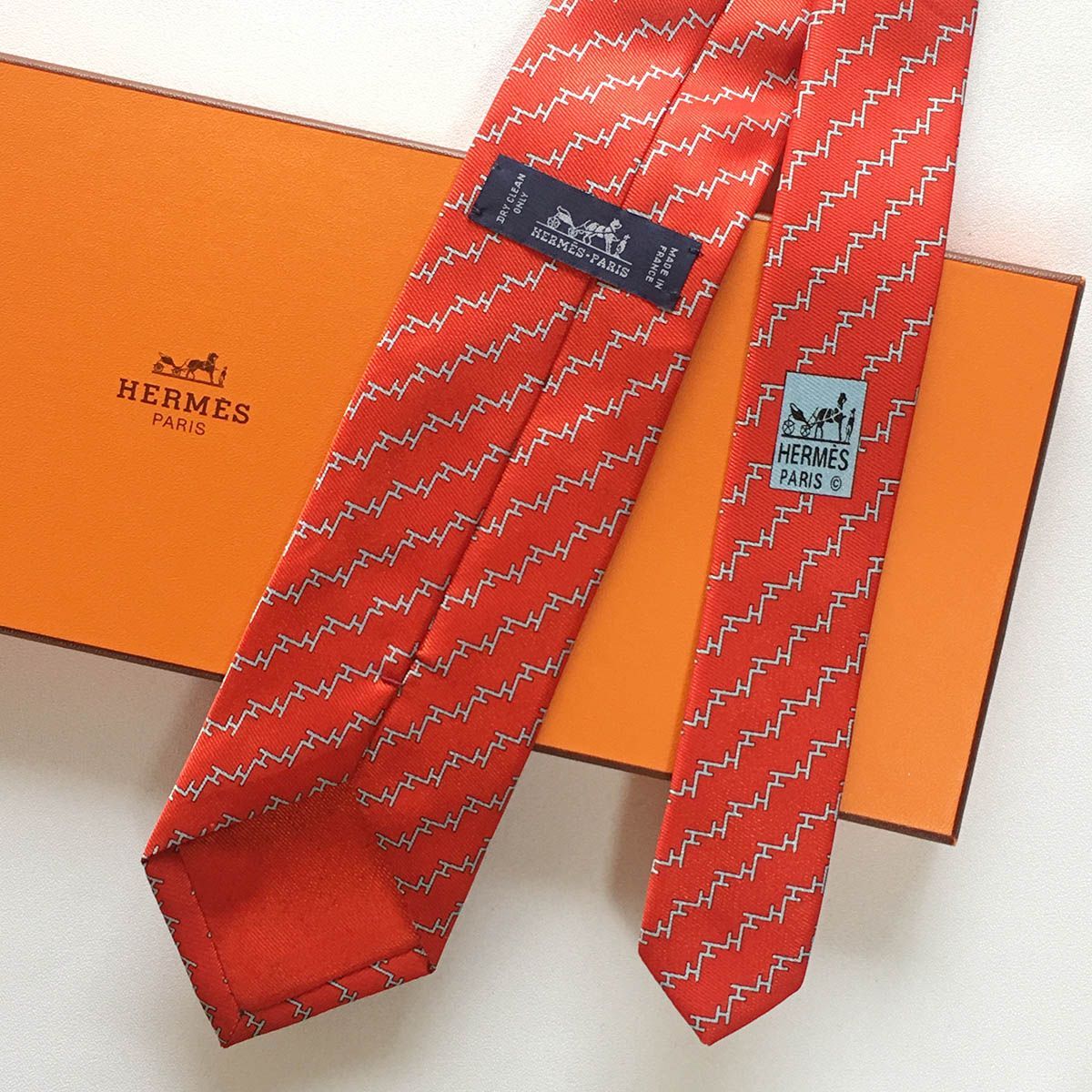 美品 エルメス HERMES ネクタイ シルク100% フランス製 H柄 レッド 美品 エルメス HERMES ネクタイ シルク100% フランス製 レッド H