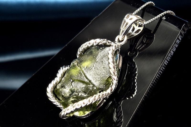 １点物 AA シルバー925 モルダバイト 20x14mm 原石 ペンダントトップ パワーストーン 天然石 _PC6481