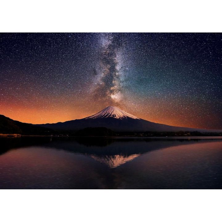 絵画風 壁紙ポスター (はがせるシール式) 夜の逆さ富士と天の川銀河 富士山 星空 天体 瞑想 神秘的 キャラクロ FJS-044A1 (A1版 830mm×585mm) ＜日本製＞ ウォールステッカー お風呂ポスター