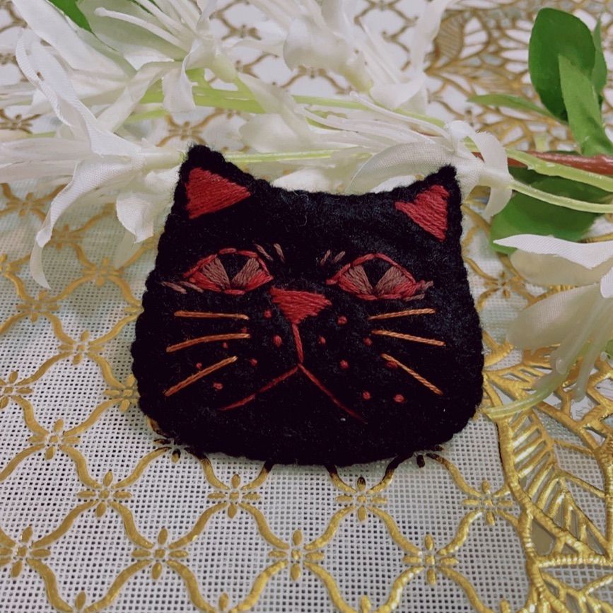 メルカリShops - 猫 刺繍 ブローチ ハンドメイド