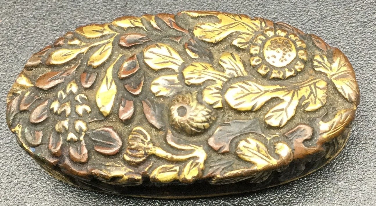 1382 【江戸期】柄頭 花草紋 象嵌 9.5ｇ 古銅 真鍮 彫刻 武具 刀装具 彫金細工 時代物