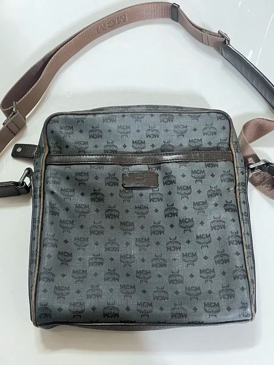 MCM MCM エム シー エム 驚異 ヴィセトス グレー クロスバッグ