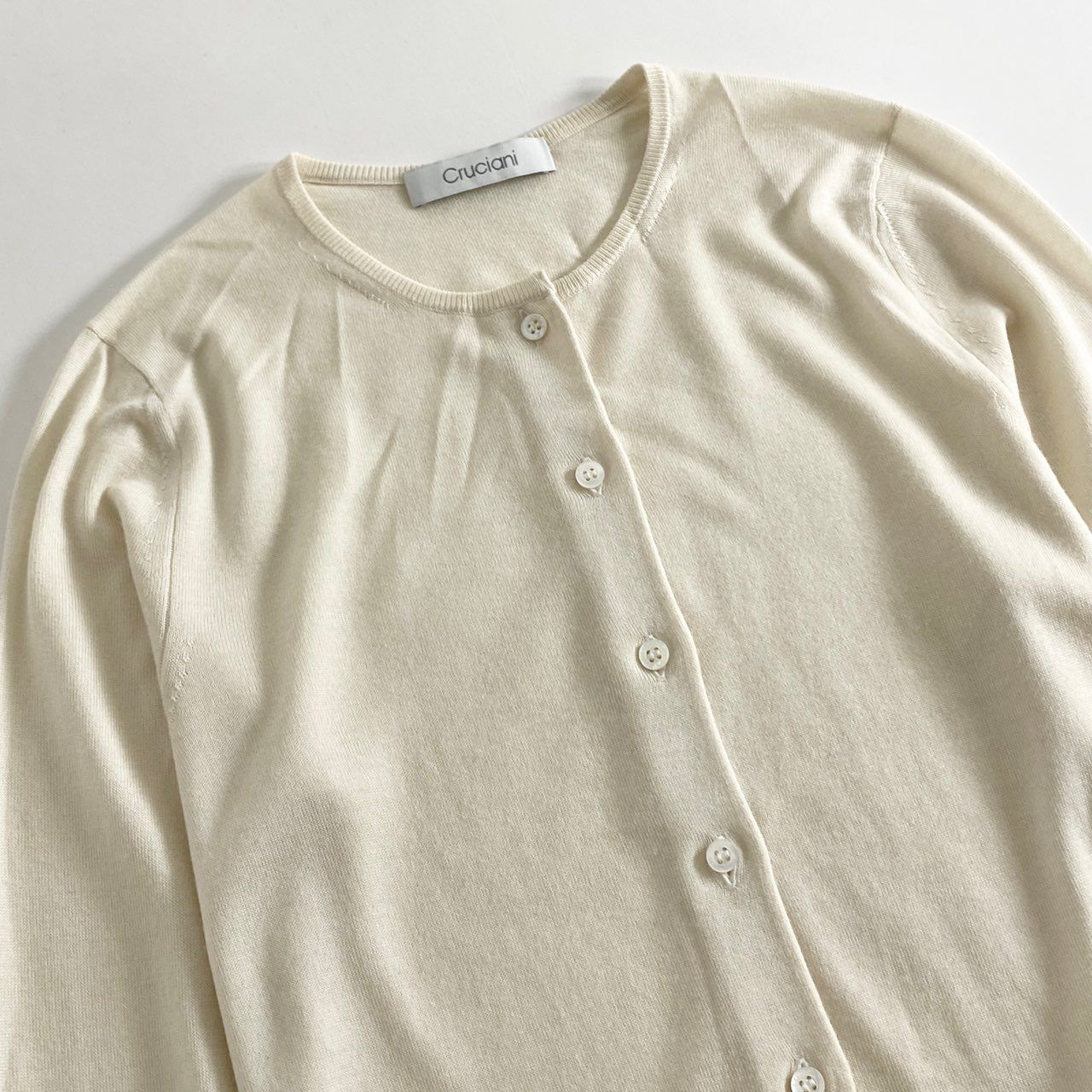 Cruciani カシミアsilkボタン付きカーディガンアンサンブル 40 Cruciani カシミアsilkボタン付きカーディガンアンサンブル 40