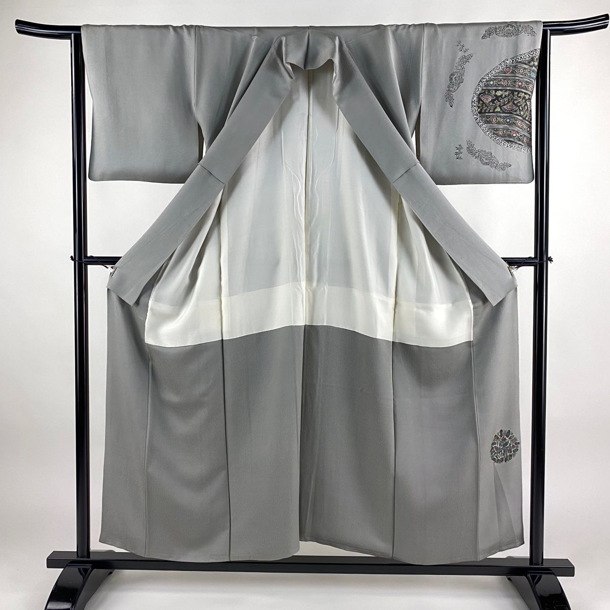 付下げ 身丈154cm 裄丈64.5cm M 袷 草花 灰色 正絹 逸品 【中古  