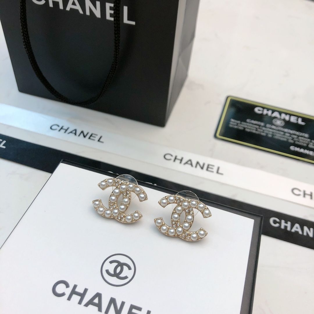 新品未使用】シャネル（Chanel）パール付きロゴピアス ホワイト - メルカリ