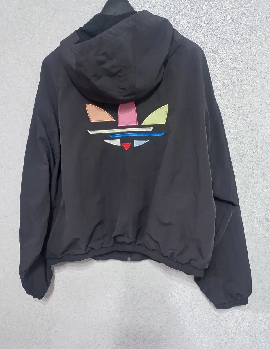 女性用トレーニングスーツ