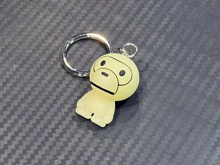 A BATHING APE アベイシングエイプ グロー リン もっと ダーク マイロ キーチェーン