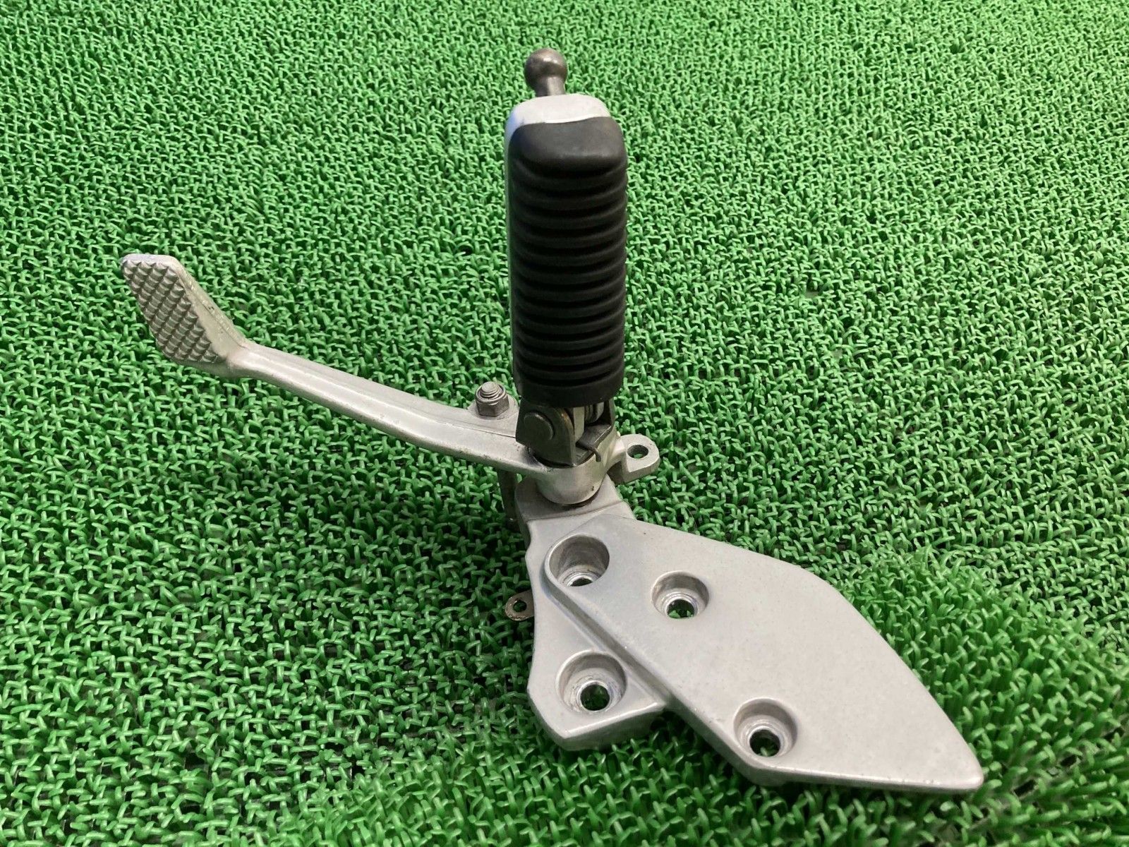 XJR1200 ステップ 右 4KG ヤマハ 純正 バイク 部品 メインステップ ペグ ブレーキペダル 修復素材に 曲がり無し tJ