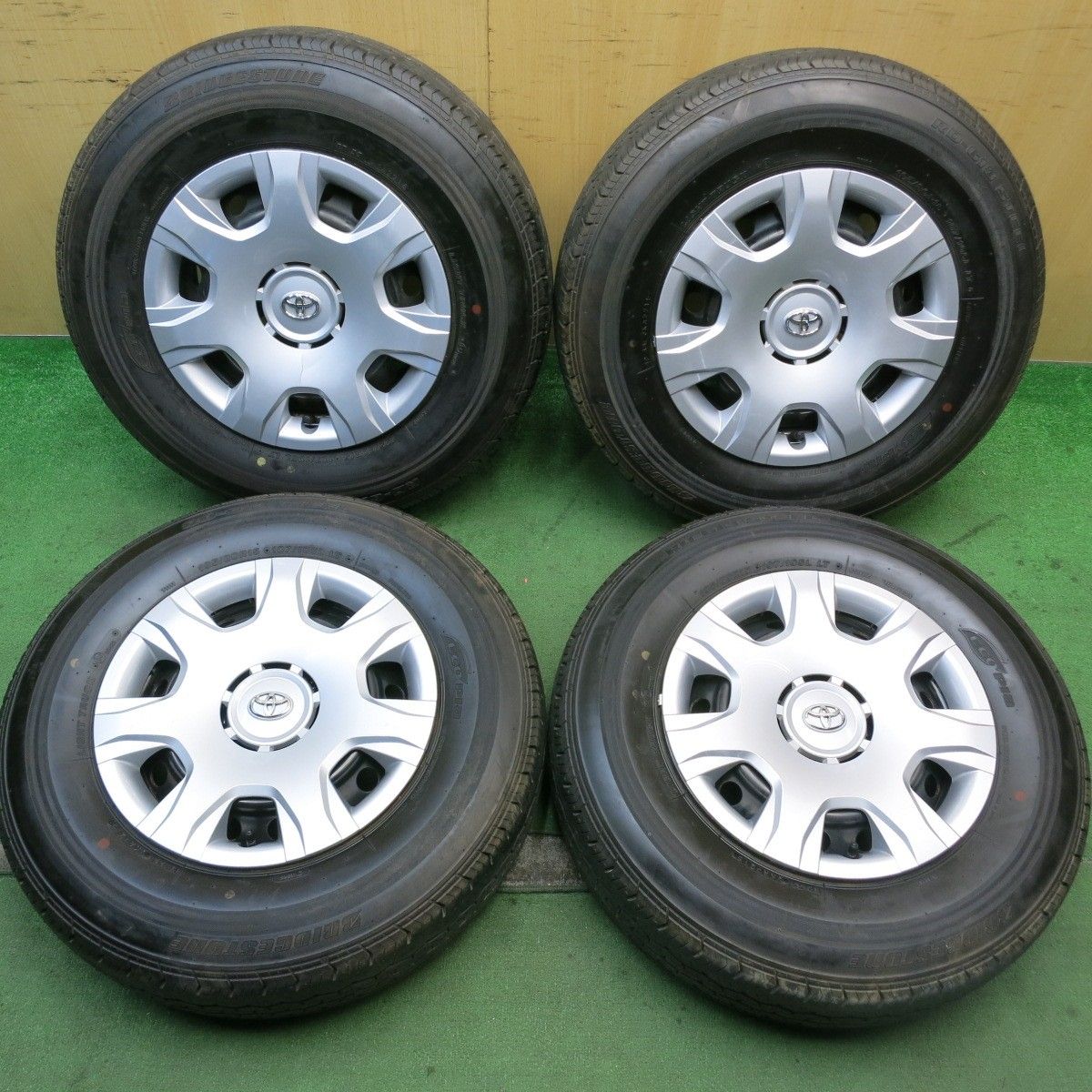 ハイエース　新車外し　純正タイヤ　ホイール4本セット　東京　直接お渡し可能 ハイエース 新車外し 純正タイヤ ホイール4本セット 東京 直接お