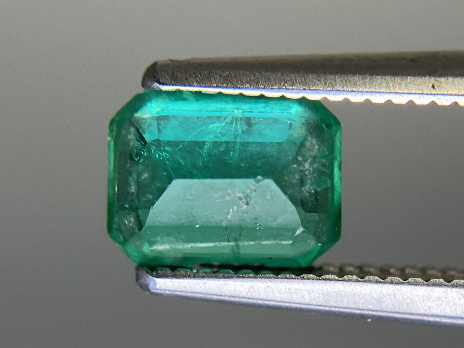 エメラルド 天然 0.852ct 中央宝石ソーティング付き 6.88㎜×5.20  