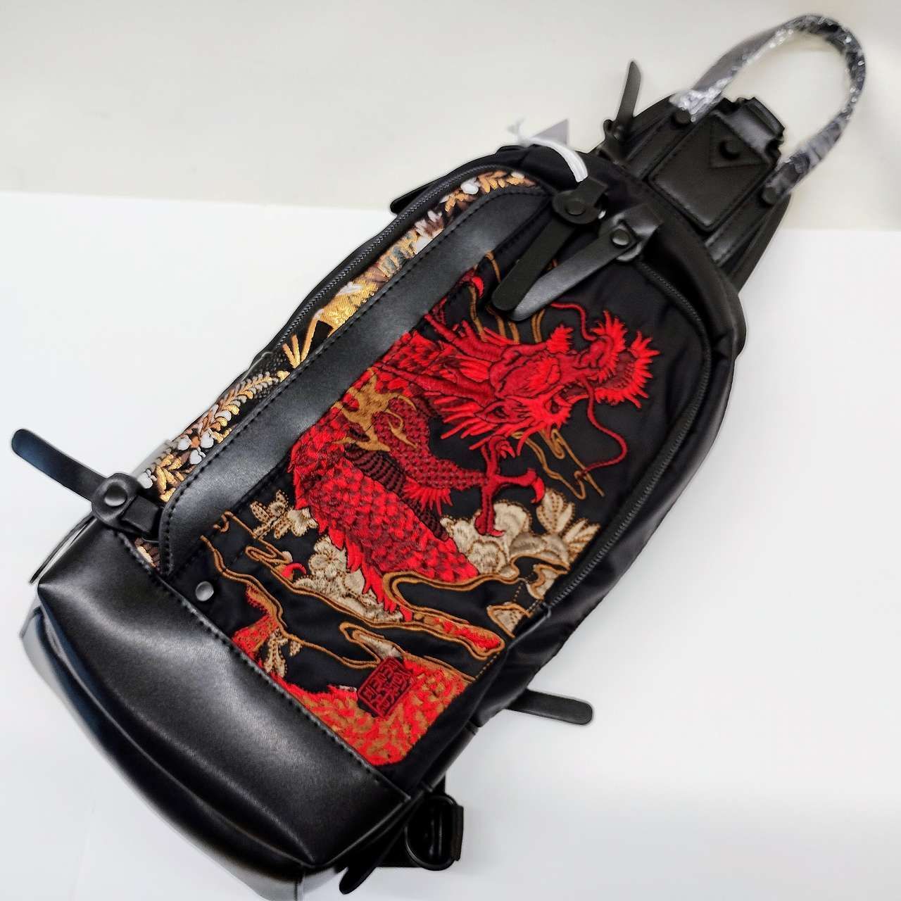 絡繰魂 ボディバッグ 黒 紅龍刺繍 - メルカリ
