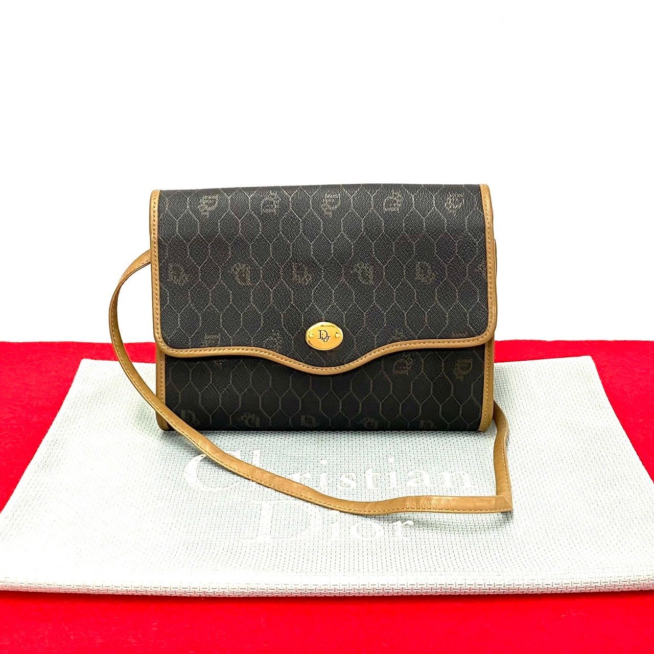 極 美品 Christian Dior ディオール ヴィンテージ ハニカム 柄 ロゴ 金具 レザー ショルダーバッグ ポシェット サコッシュ ブラック 331-9 極 美品 Christian Dior ディオール ヴィンテージ ハニカム 柄 ロゴ