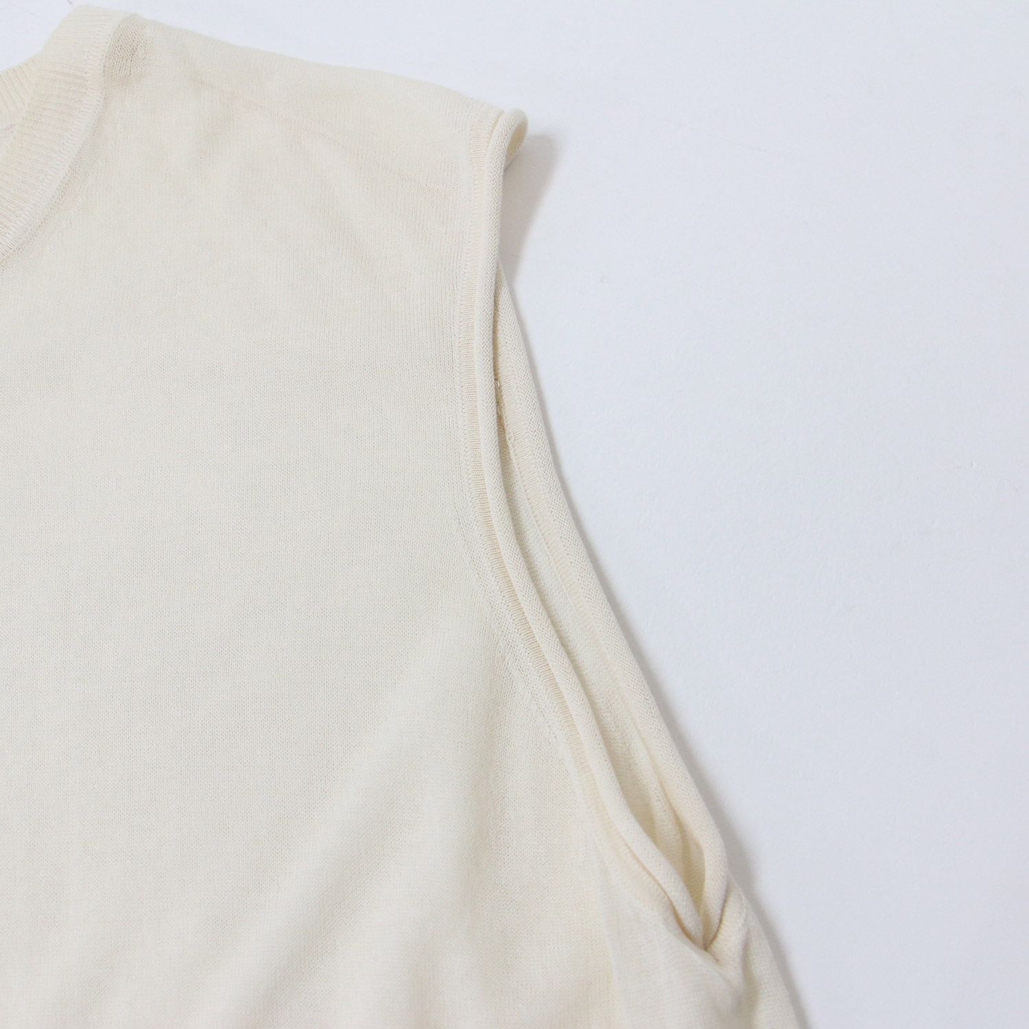 SACRA - 美品 SACRA サクラ ニット コットン シルク アイボリー 38(M) シアー クルーネック 薄手 ノースリーブ トップス カットソー ニットソー プルオーバー 無地 春夏 シンプル オフィス カジュアル 大人 きれいめ【レディース】【中古】 美品 SACRA サクラ ニット コットン シルク アイボリー 38(M
