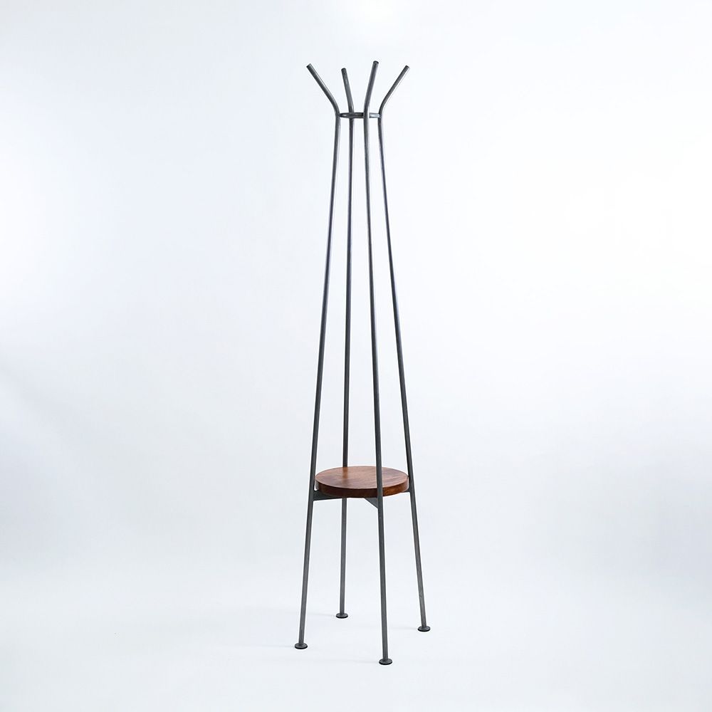 スペースを利用できるアイアンウッドのコートハンガー