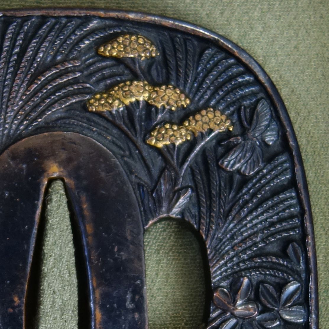 夢を追いかけて 鍔 赤銅地 鋤出彫 秋草虫図鍔 日本刀 刀装具 鐔 骨董 古美術 Ac25082502