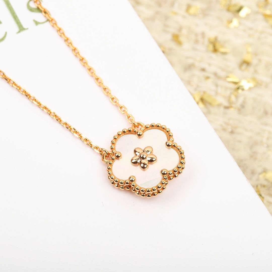 【新品】ラッキースプリング ネックレス　フラワーネックレス　お花ネックレス ラッキー スプリング ペンダント、プラムブロッサム 18K ローズ