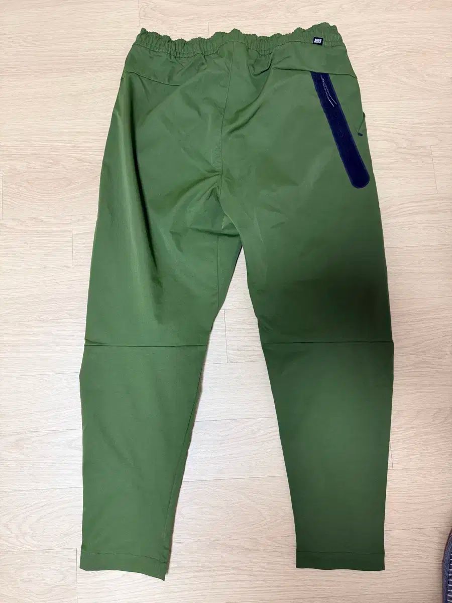 ナイキテックエッセンシャルズパンツ ラフグリーン