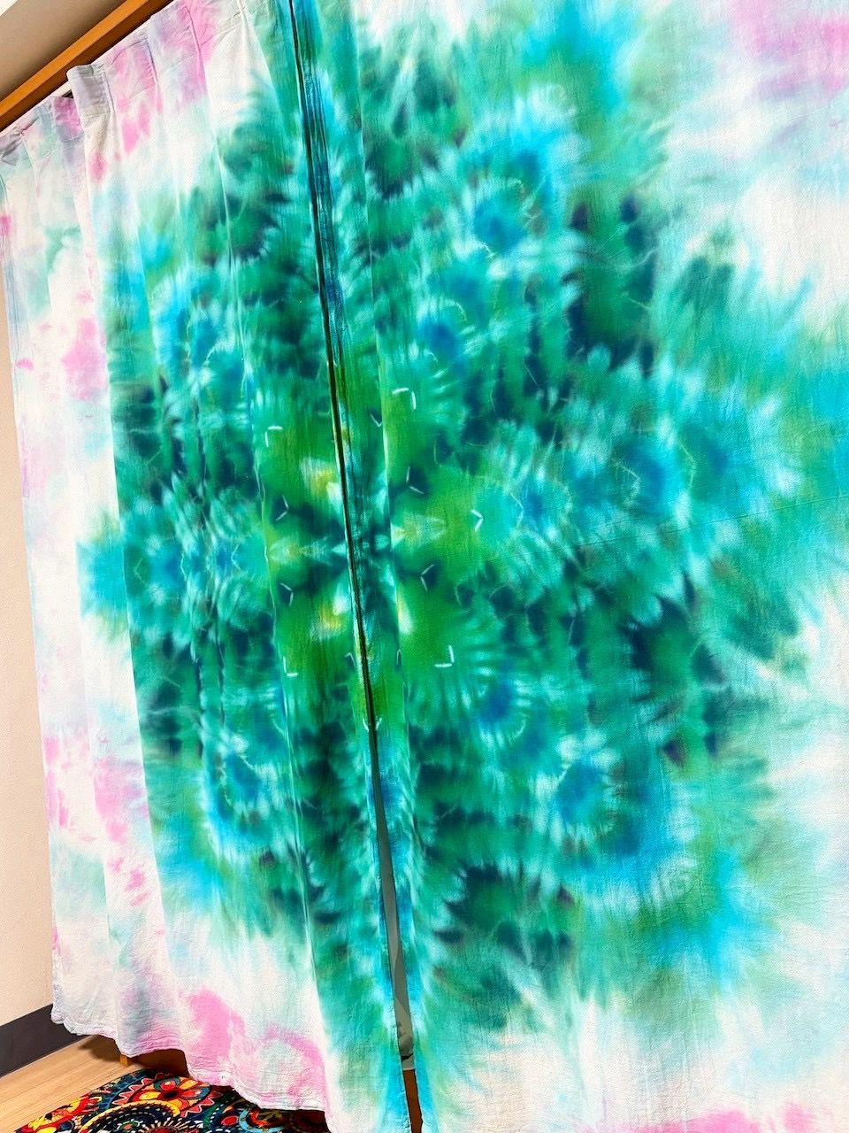 タイダイ染め カーテン 美しい幻想的な翡翠色のスノーフレイク HD24-93