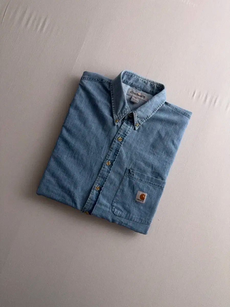 Carhartt カーハート リメイク ウォッシングライトブルー 大きなポケットが1つ付いています デニムシャツ