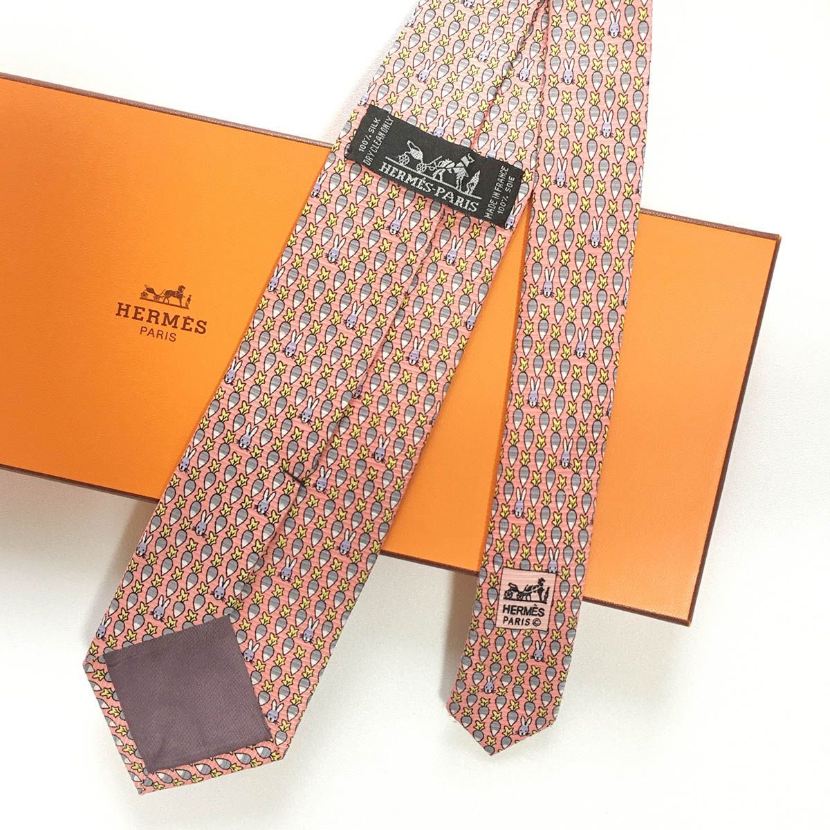 エルメス HERMES ネクタイ シルク サーモンピンク 動物柄 /ウサギ 美品 エルメス HERMES ネクタイ シルク100% フランス製 サーモン