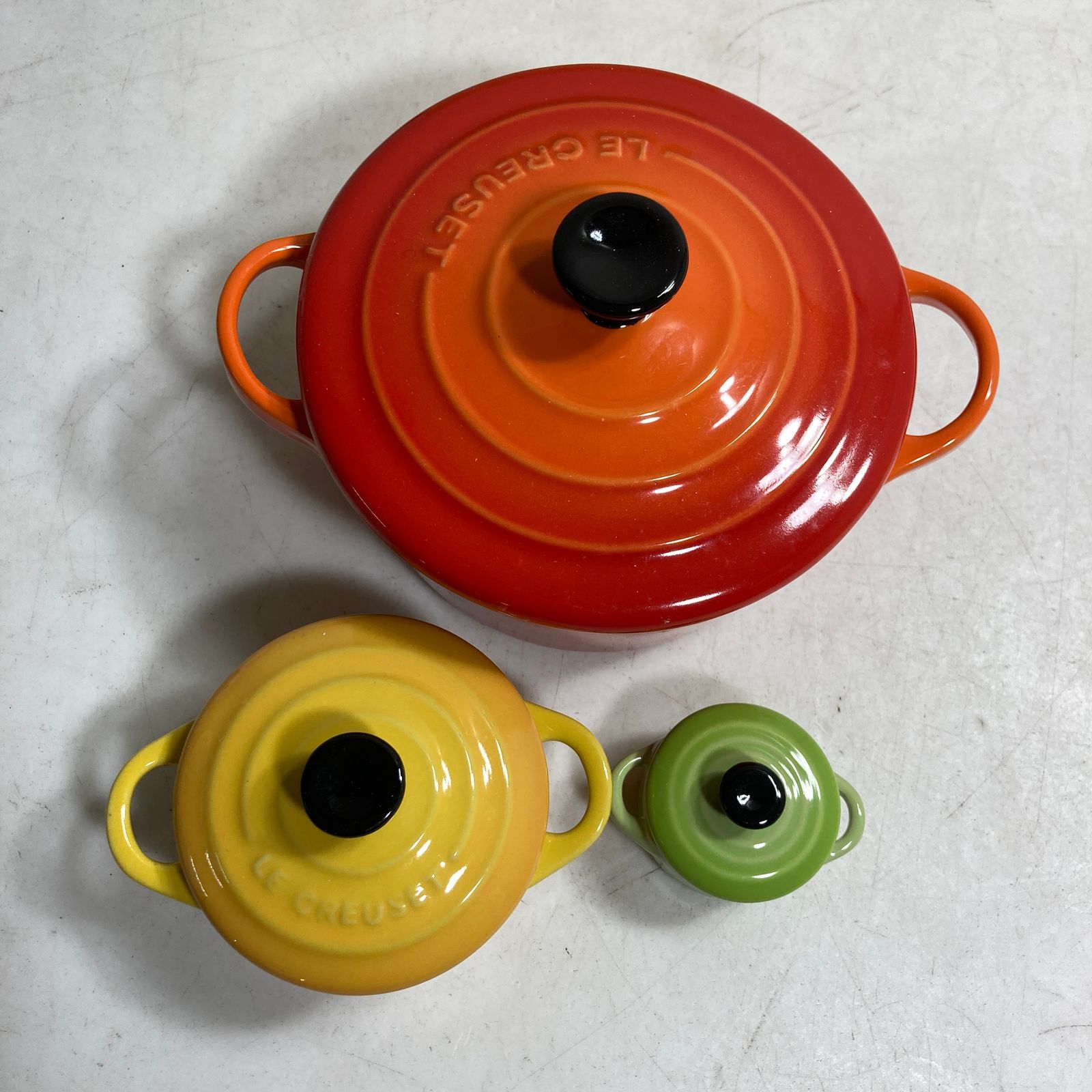 ☆ LE CREUSET ルクルーゼ 箱入り商品 2点まとめ 食器 ミニココットトリオ×1箱、プチココット5色セット×1箱 2.30kg - メルカリ