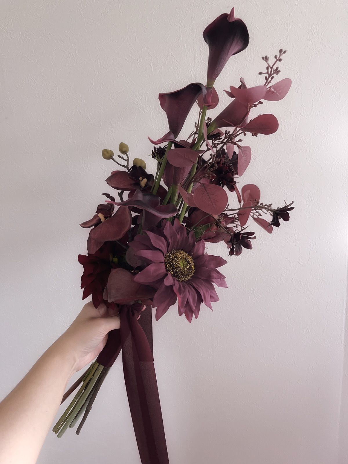 ボルドーカラーの縦長アームブーケ6 ウェディングブーケ ブートニア付