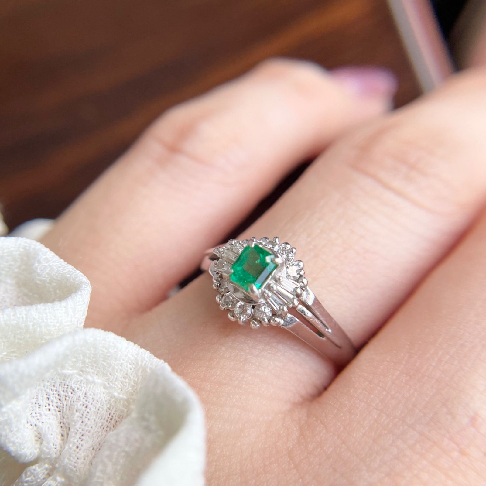 【鑑別】Pt900 天然エメラルド 取り巻きダイヤ プラチナ 7号 3.5g 鑑別】Pt900 天然エメラルド 取り巻きダイヤ プラチナ 7号 3.5g B5101