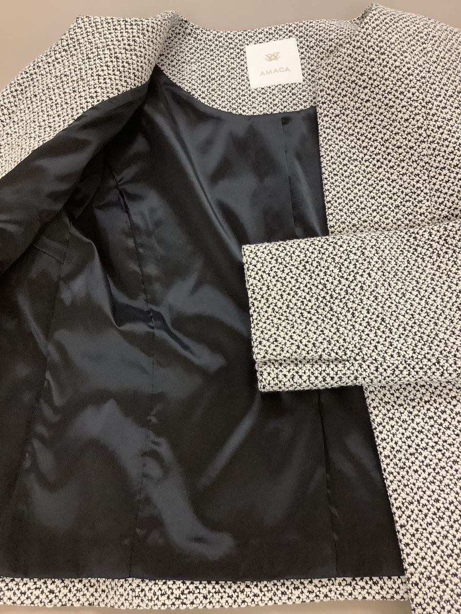 スカートは 白黒ミックス生地スーツ